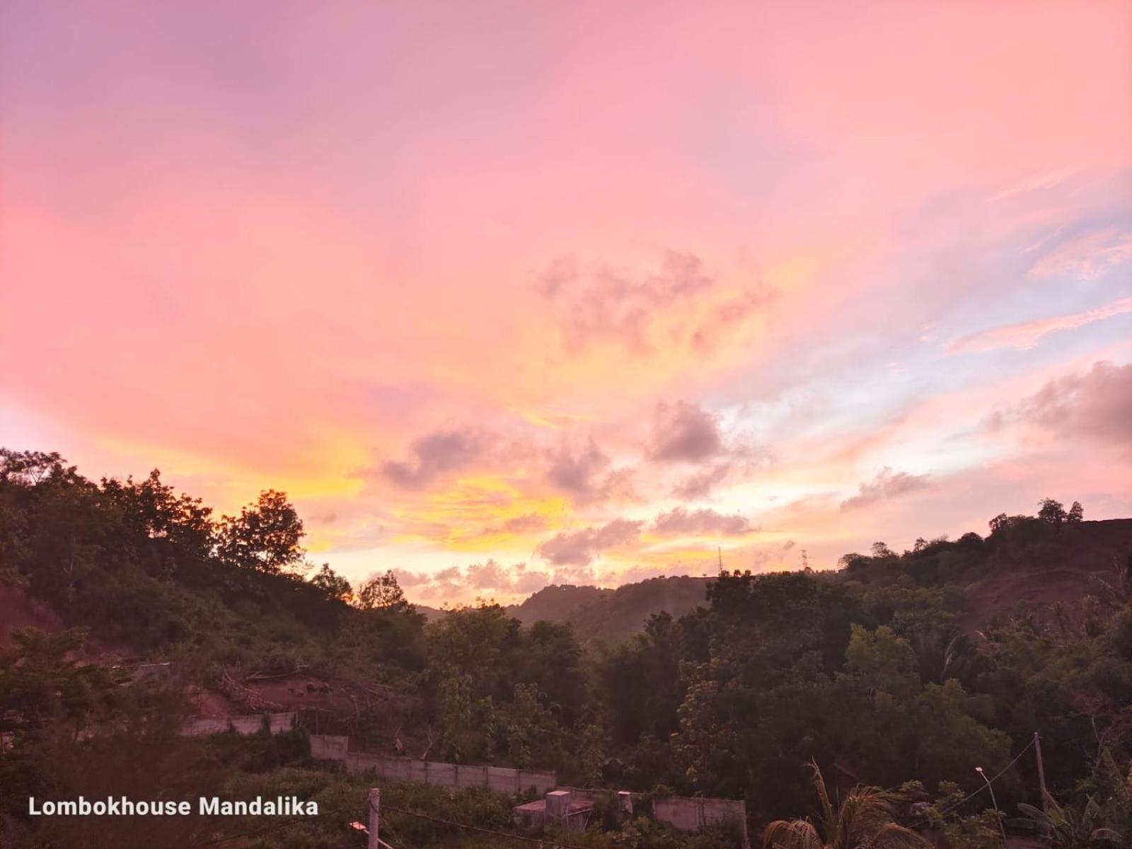 Отель Lombokhouse Mandalika Kuta  Экстерьер фото