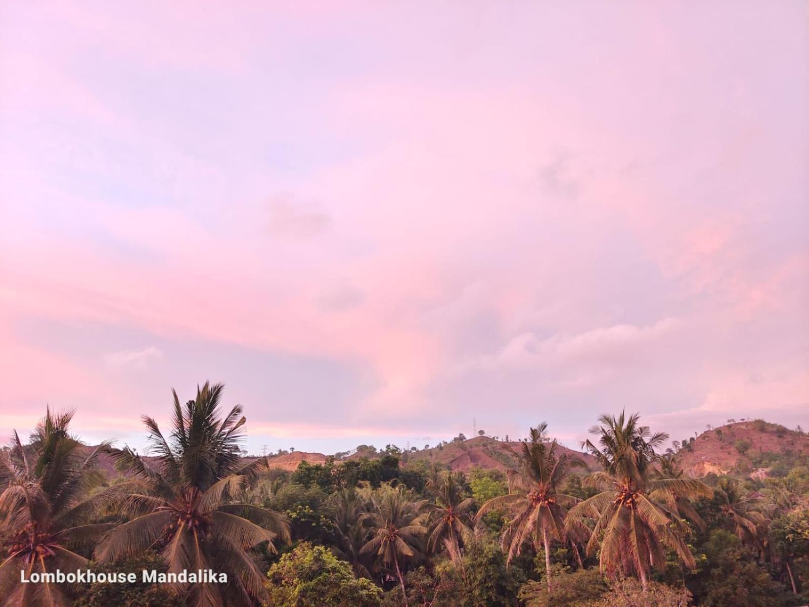 Отель Lombokhouse Mandalika Kuta  Экстерьер фото