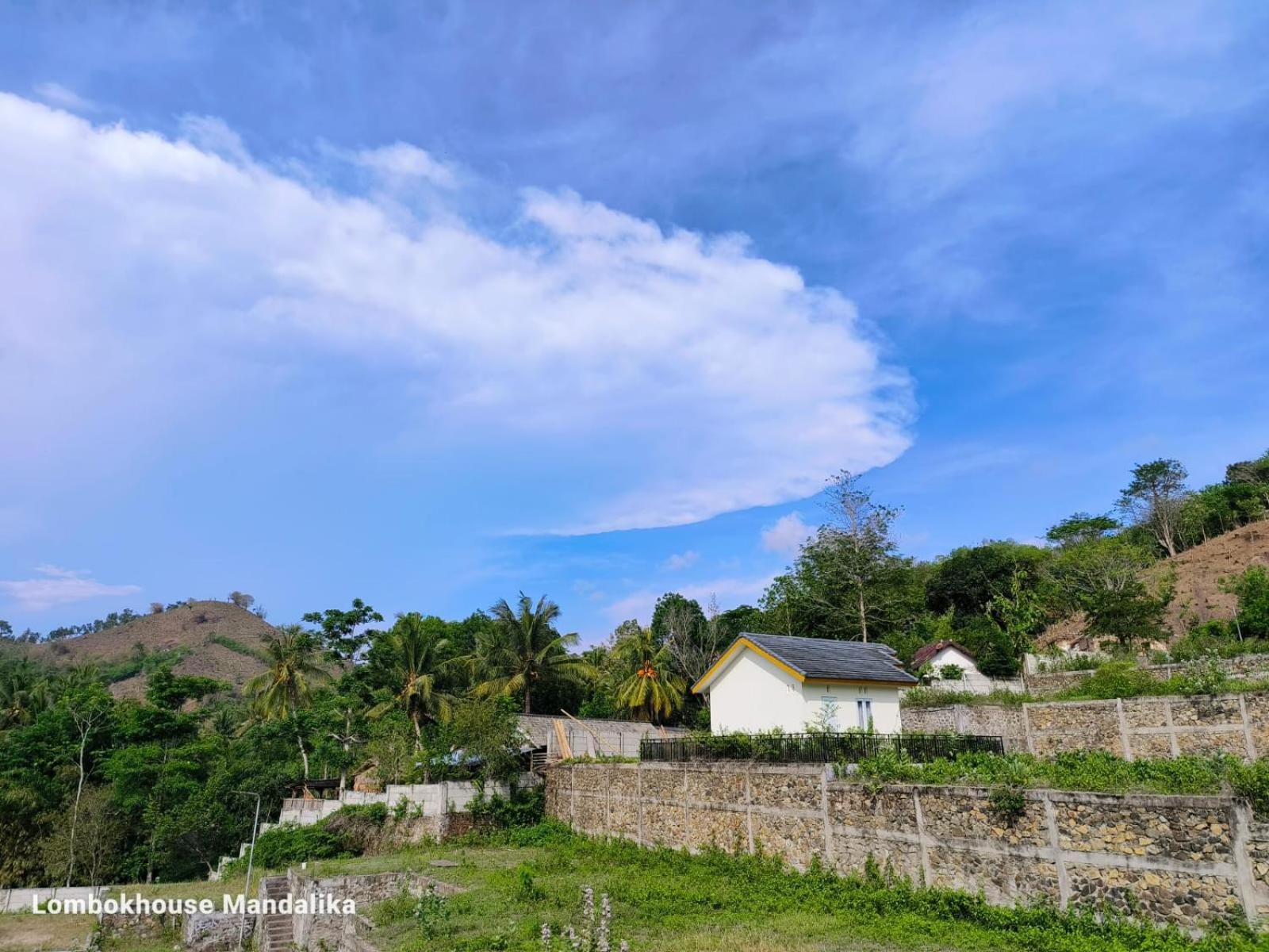 Отель Lombokhouse Mandalika Kuta  Экстерьер фото