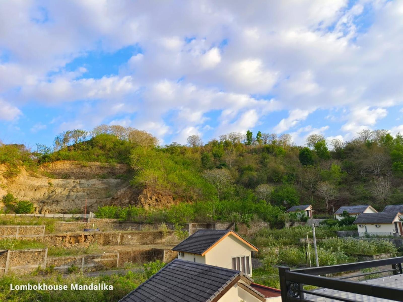 Отель Lombokhouse Mandalika Kuta  Экстерьер фото