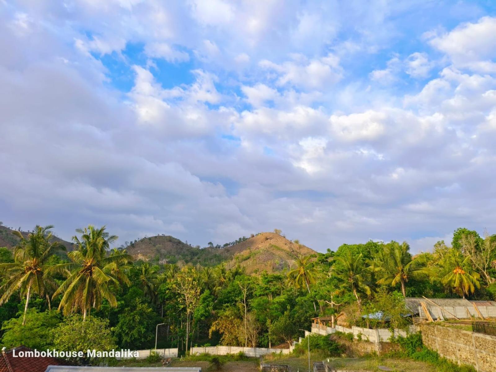 Отель Lombokhouse Mandalika Kuta  Экстерьер фото