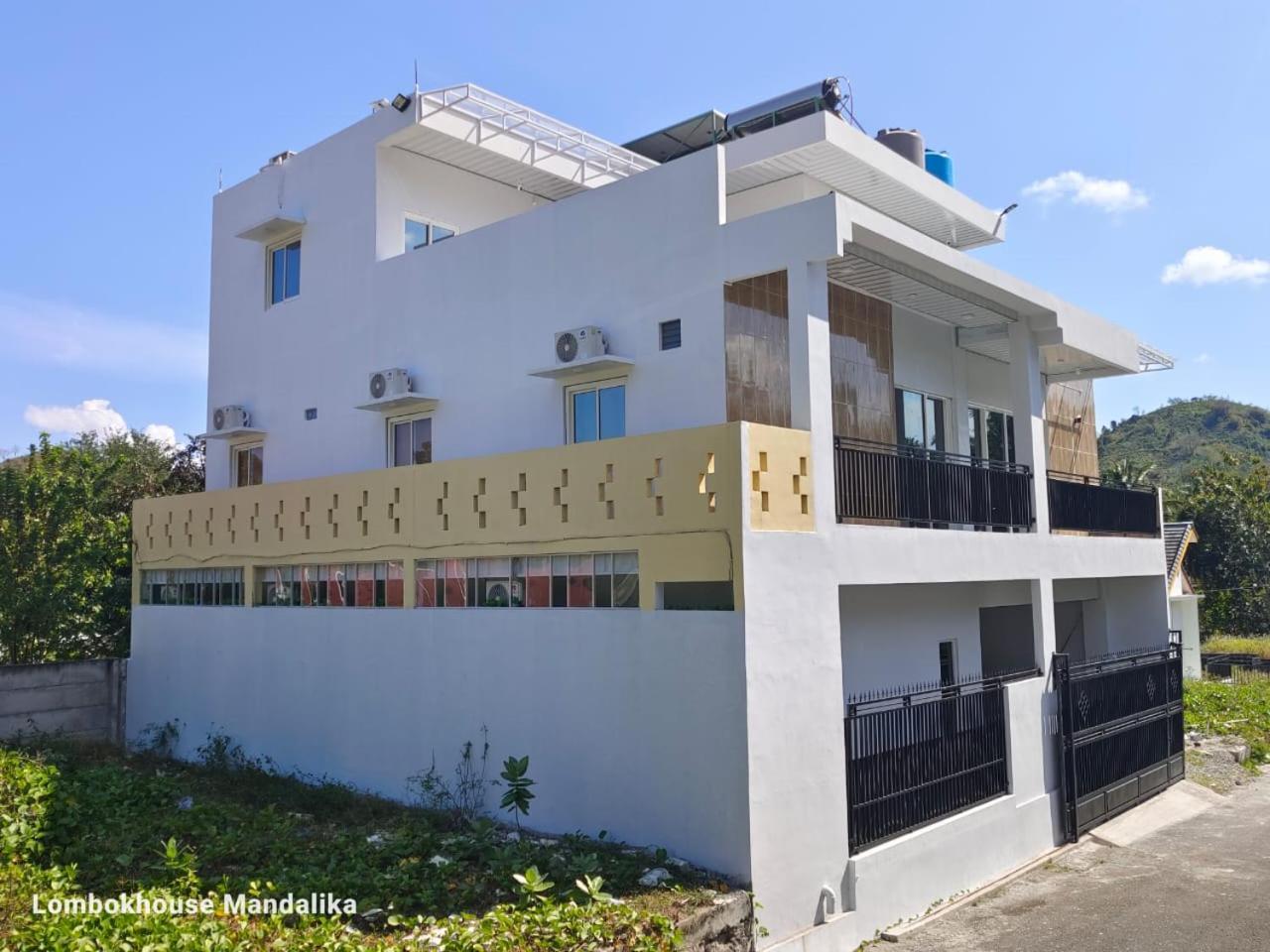 Отель Lombokhouse Mandalika Kuta  Экстерьер фото