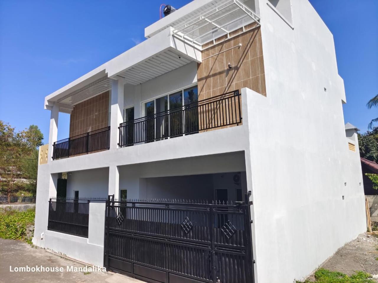 Отель Lombokhouse Mandalika Kuta  Экстерьер фото