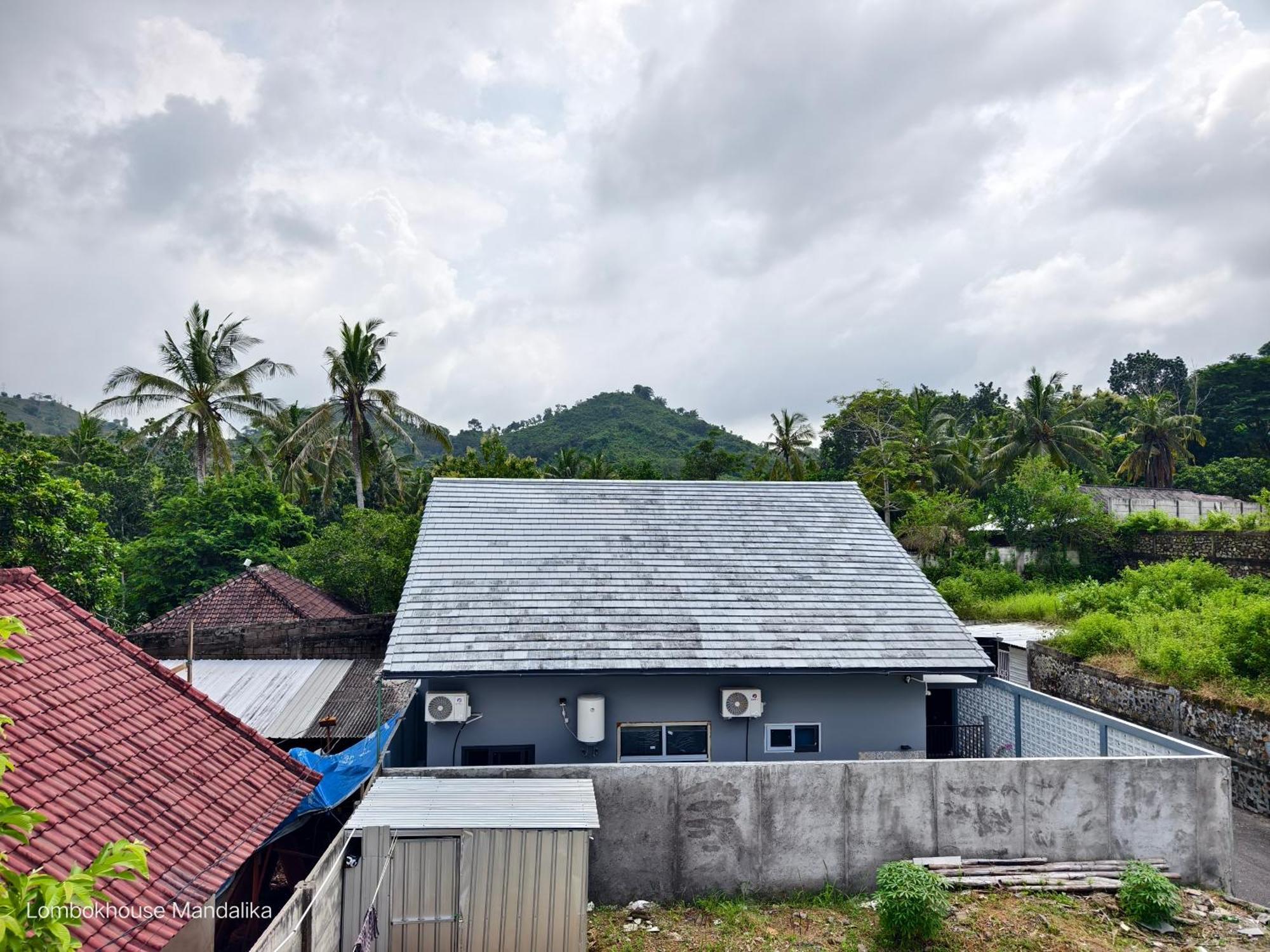 Отель Lombokhouse Mandalika Kuta  Экстерьер фото